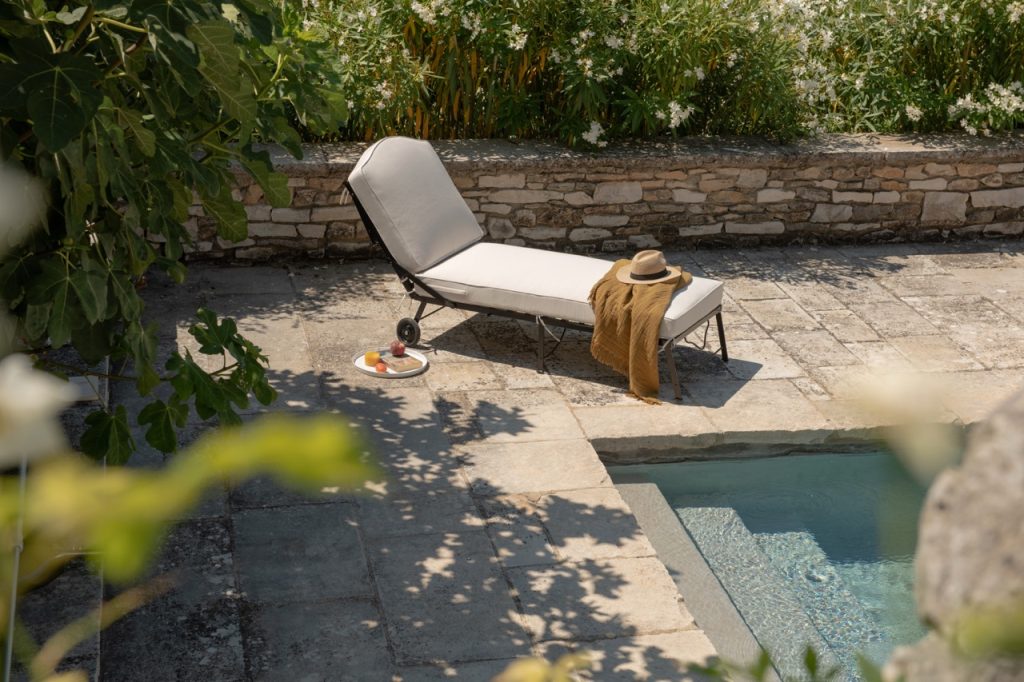 Chaise longue de piscine en fer forgé Hervé Baume, collection HB1 Quadrillage à Fontvieille