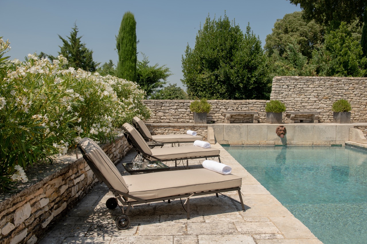 Hervé Baume HB1 Quadrillage Collection wrought-iron poolside sun lounger.