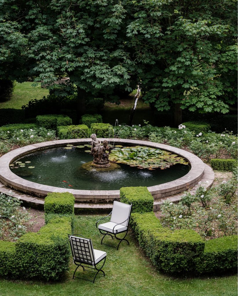 Chaises de jardin en fer forgé Hervé Baume près du bassin à fontaine, Mas de Chabran